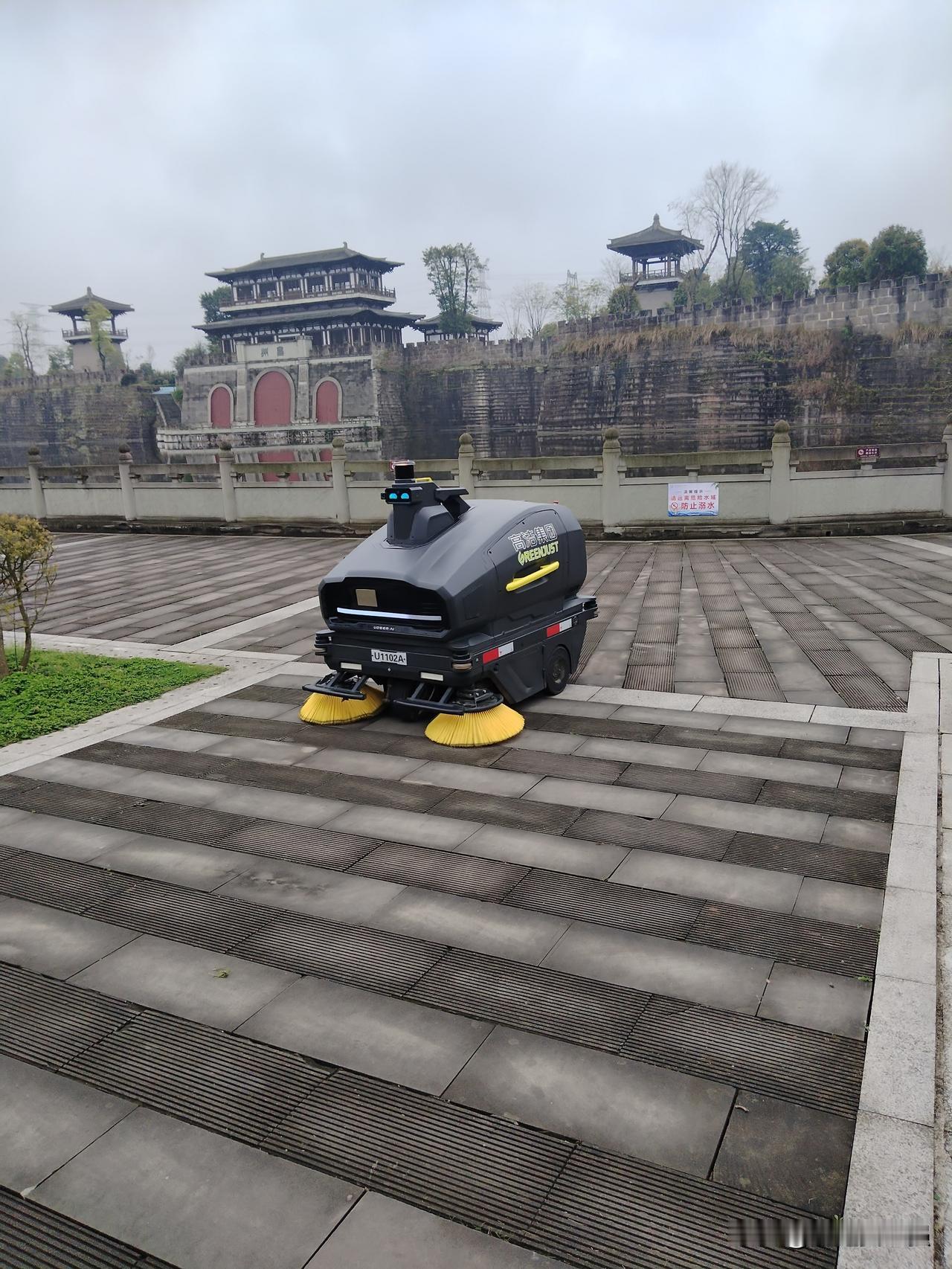 就连公园扫地都用的智能机器了。
人工智能改变生活，是人类的进步，可是对于普通老百