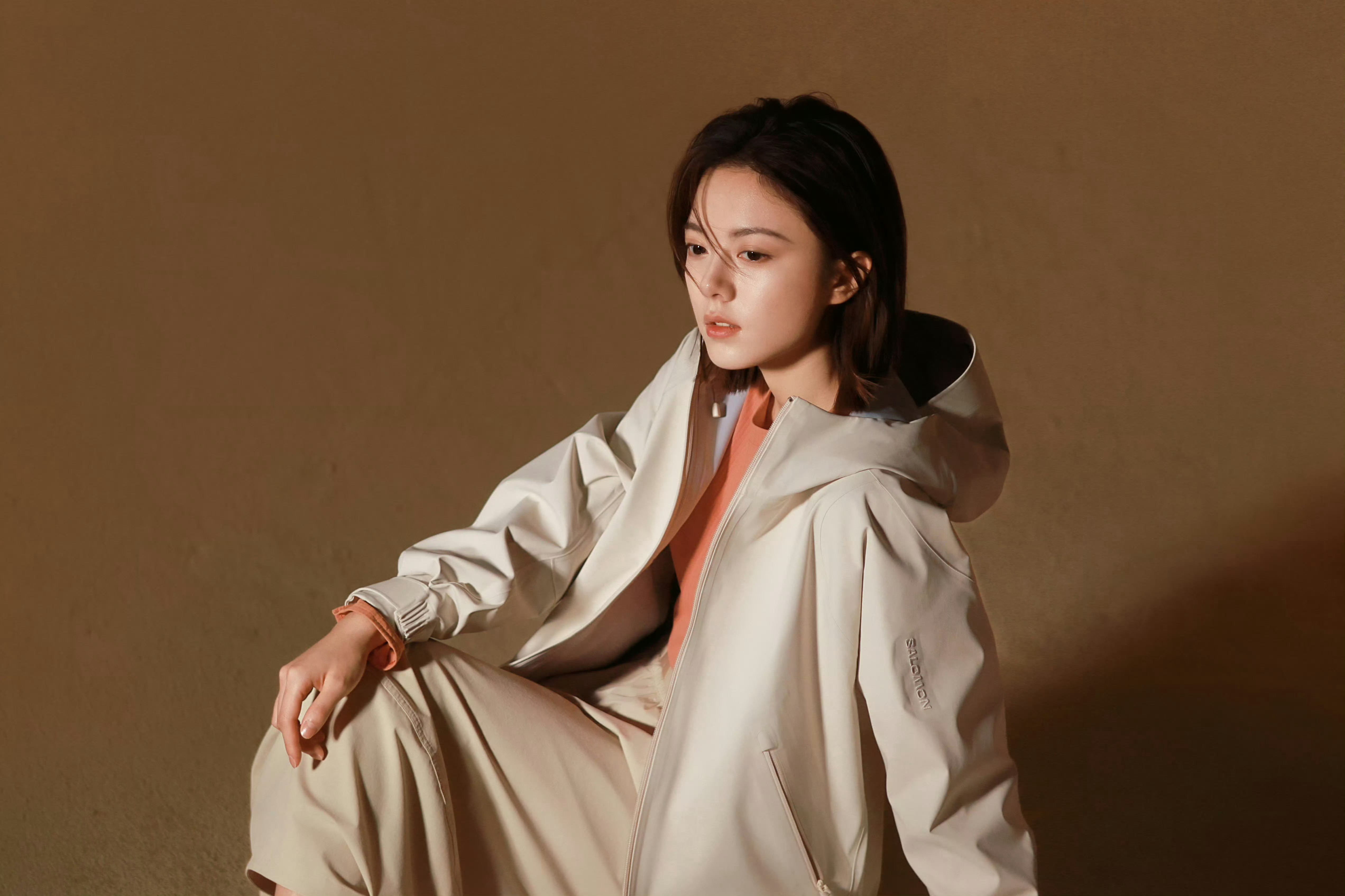 赵今麦萨洛蒙新物料，干净利落、自由舒展的状态完美诠释了Salomon骨子里的户外