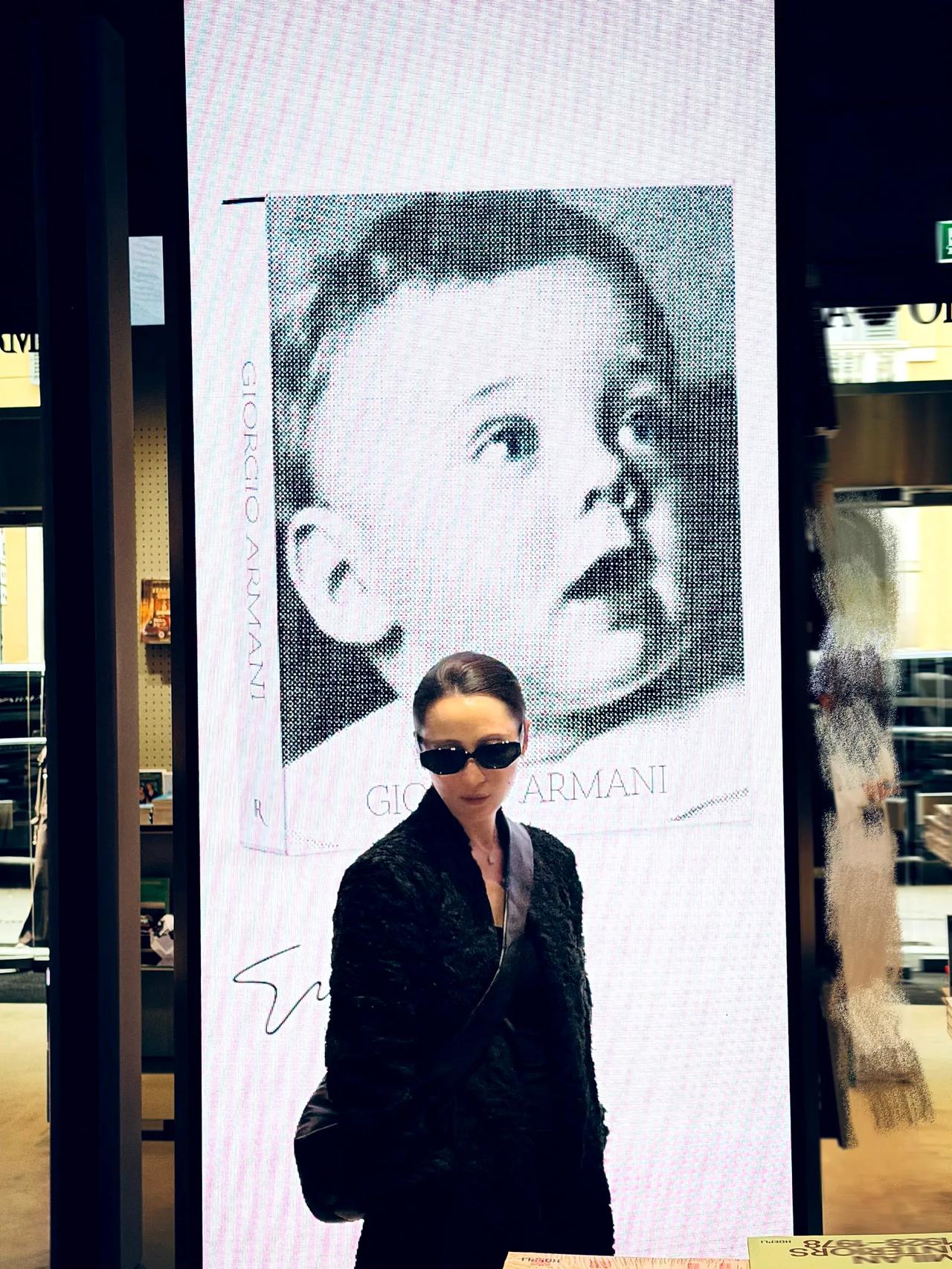 50岁蒋勤勤米兰街拍生图封神！All-black造型配大光明盘发，骨相优越下颌线