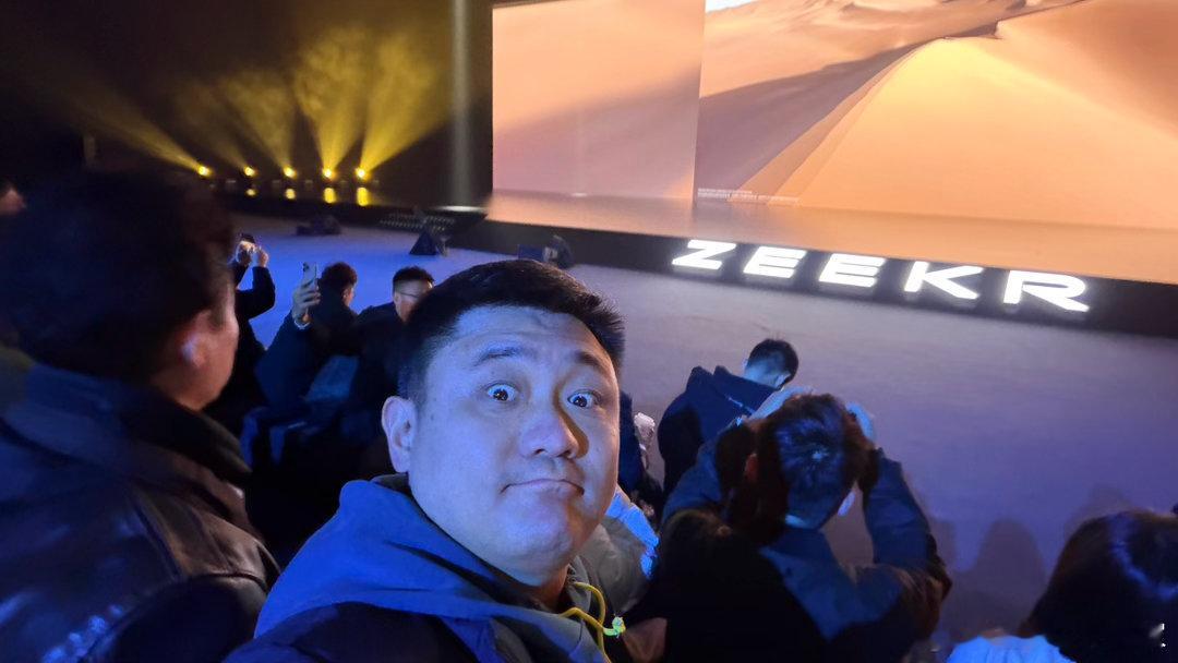 嘿嘿，原以为技术发布会的外场，能有一些展具跟展架可以学习一下。但是到现场一看，除