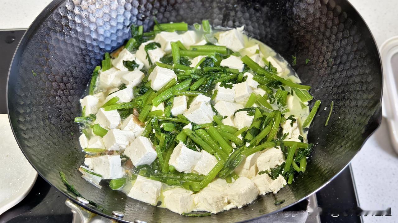 昨天晚餐做两个素菜。
一个茼蒿炖豆腐，一个炒虾仁。
不知道儿子几点到家，菜没盛出