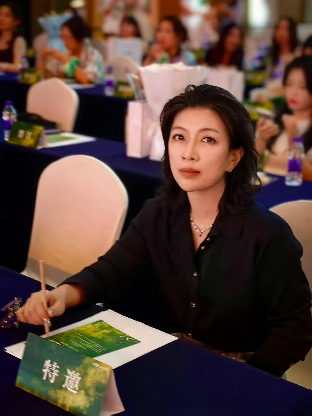 巫哲首次公开露脸帅我一脸 一股高智感扑面而来
