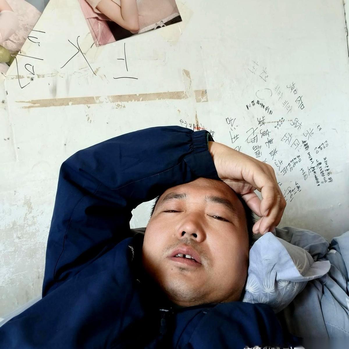 刷到那些晒娃晒老婆的，我有时候都替他们累。
真的。
房贷车贷压着，孩子补习班的账