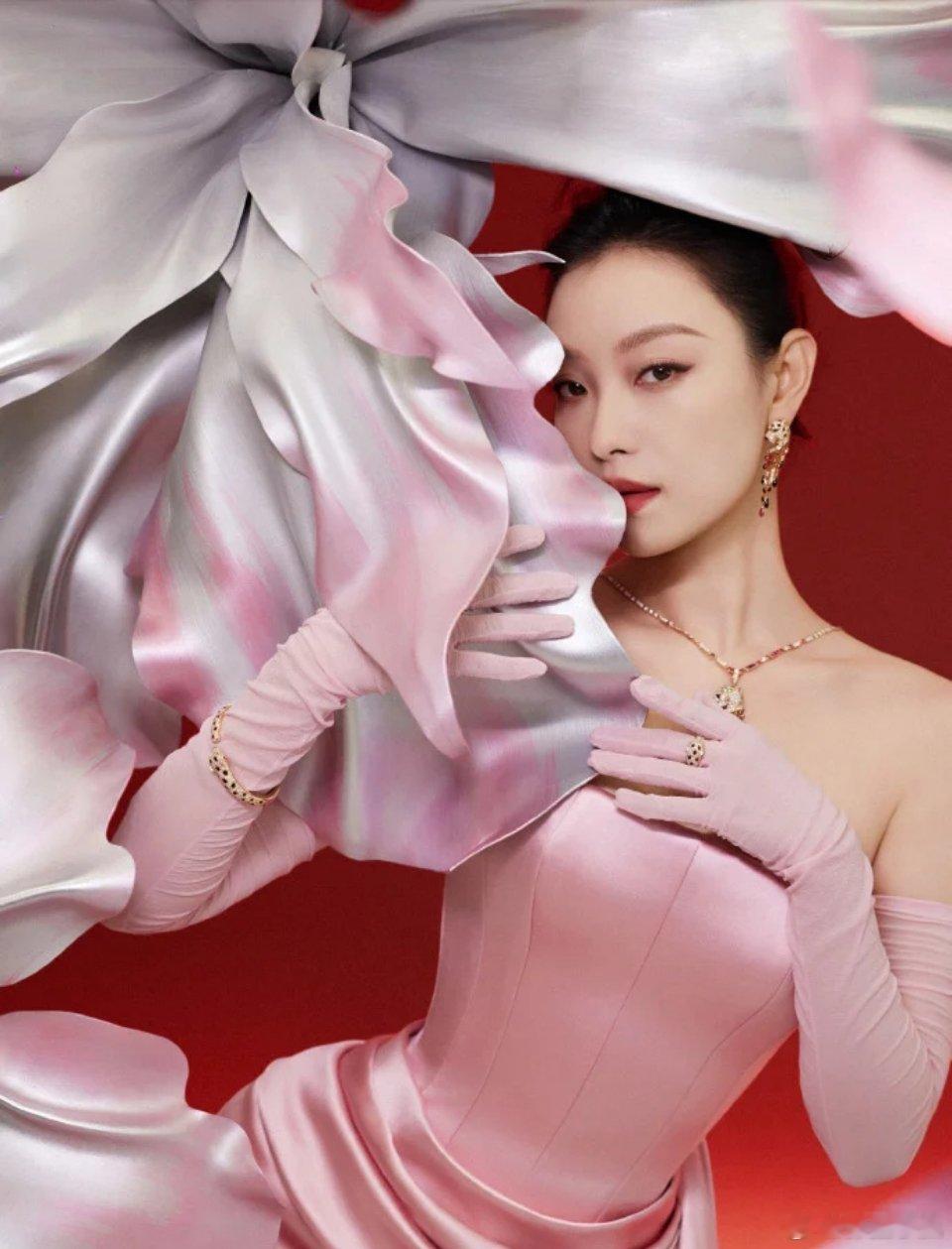 倪妮 我也觉得后面好看 倪妮转身笑眼弯弯说对吧，这反应可爱到心巴都化了， 自信回