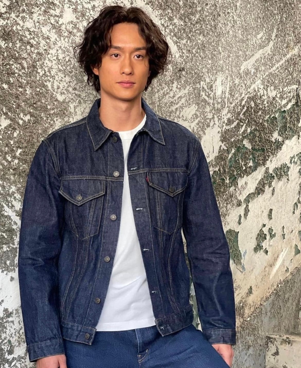 #动作电影报道# 《九龙城寨》原著作者余儿此前分享的“信一”刘俊谦定妆照及漫画角