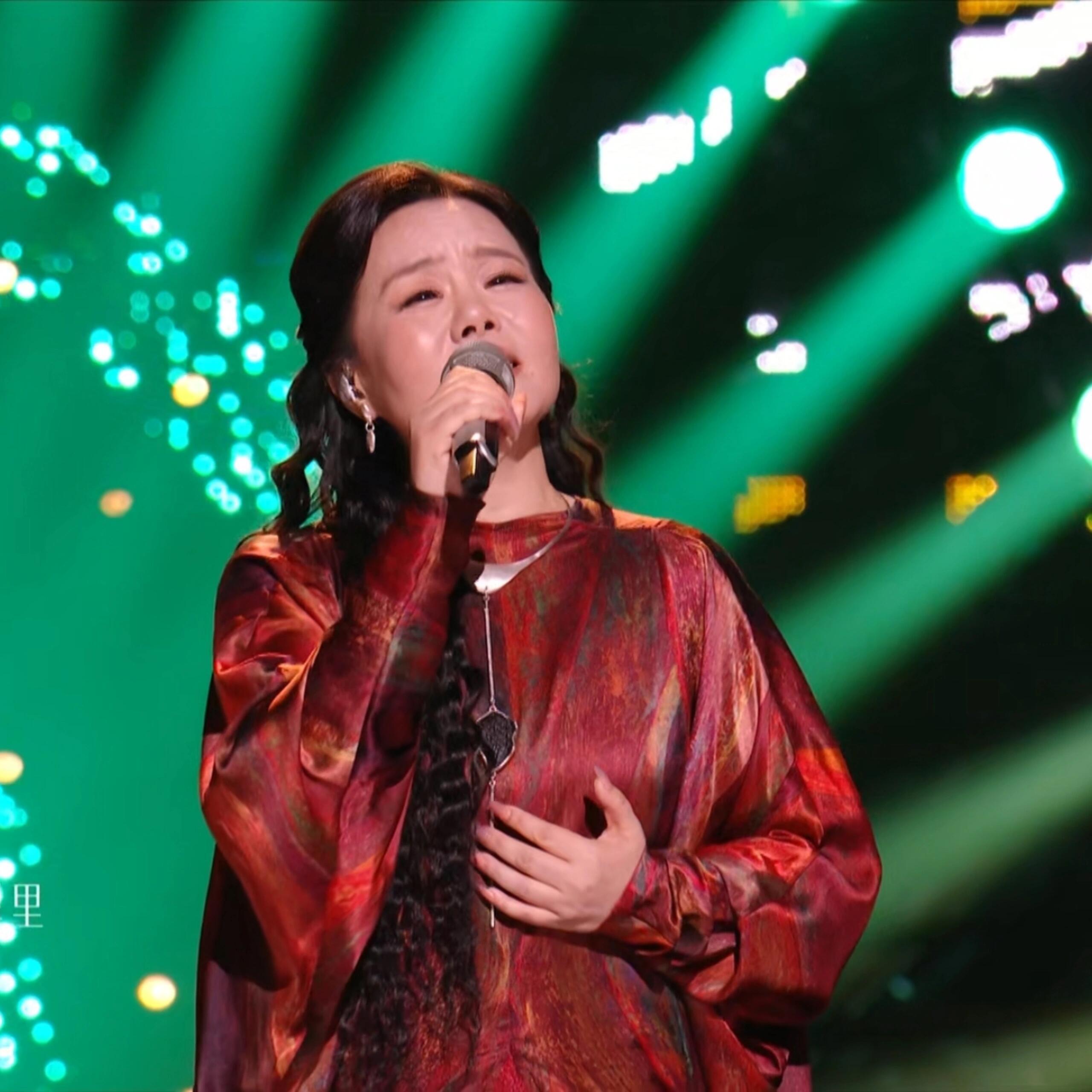 尤长靖拥抱龚琳娜歌手总决赛珍贵名场面！歌声落音，尤长靖拥抱龚琳娜，台上默契合作，