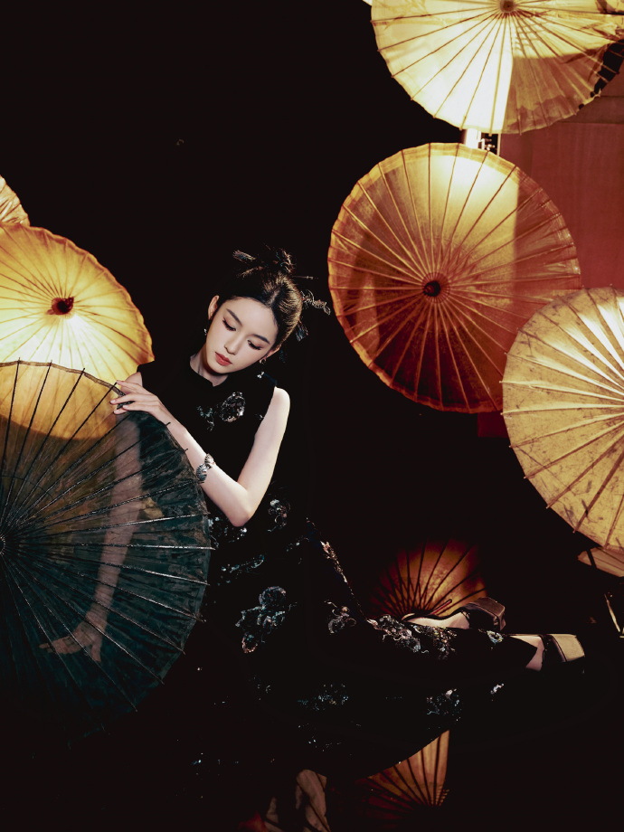 周也青伞揽春风墨色藏雅韵周也2026网络春晚出图 周也2026网络春晚出图，周也