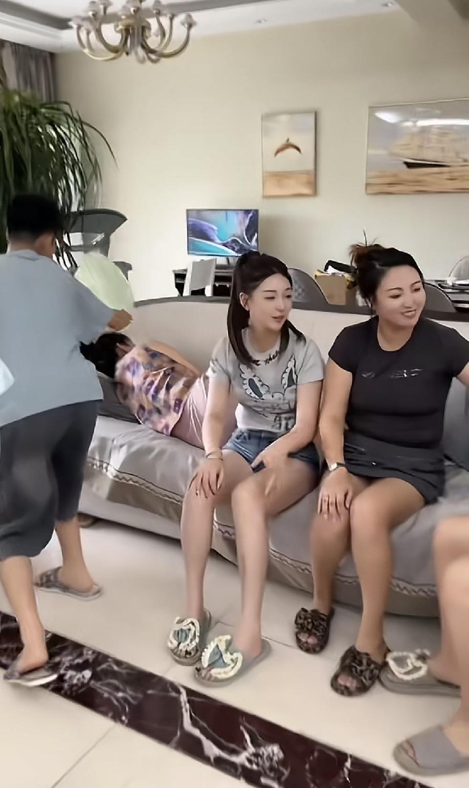 这个弟弟不是好人[捂脸]
当时妈妈躺在沙发上睡觉，大姐，二姐，三姐坐在旁边聊天。