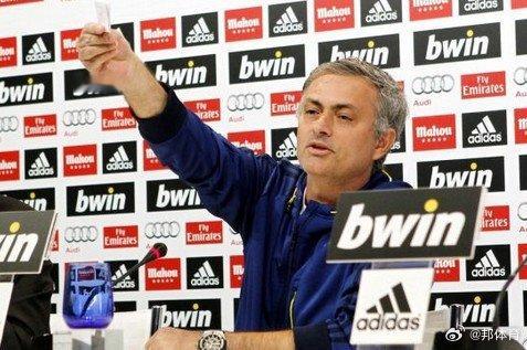 【穆帅发布会突掏小纸条朗读 损遍皇马18大教练】皇马赛前新闻发布会上，穆里尼奥拿