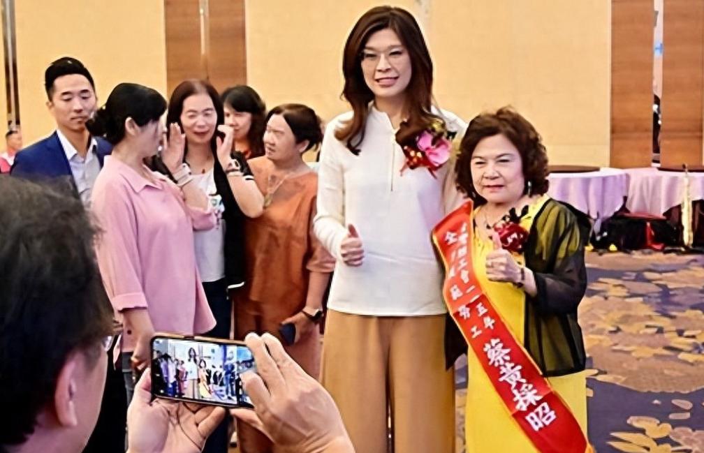 郑丽文网络声量攀升至第二位，超越赖，第一位是柯文哲。民众争相与郑丽文合影。
不得