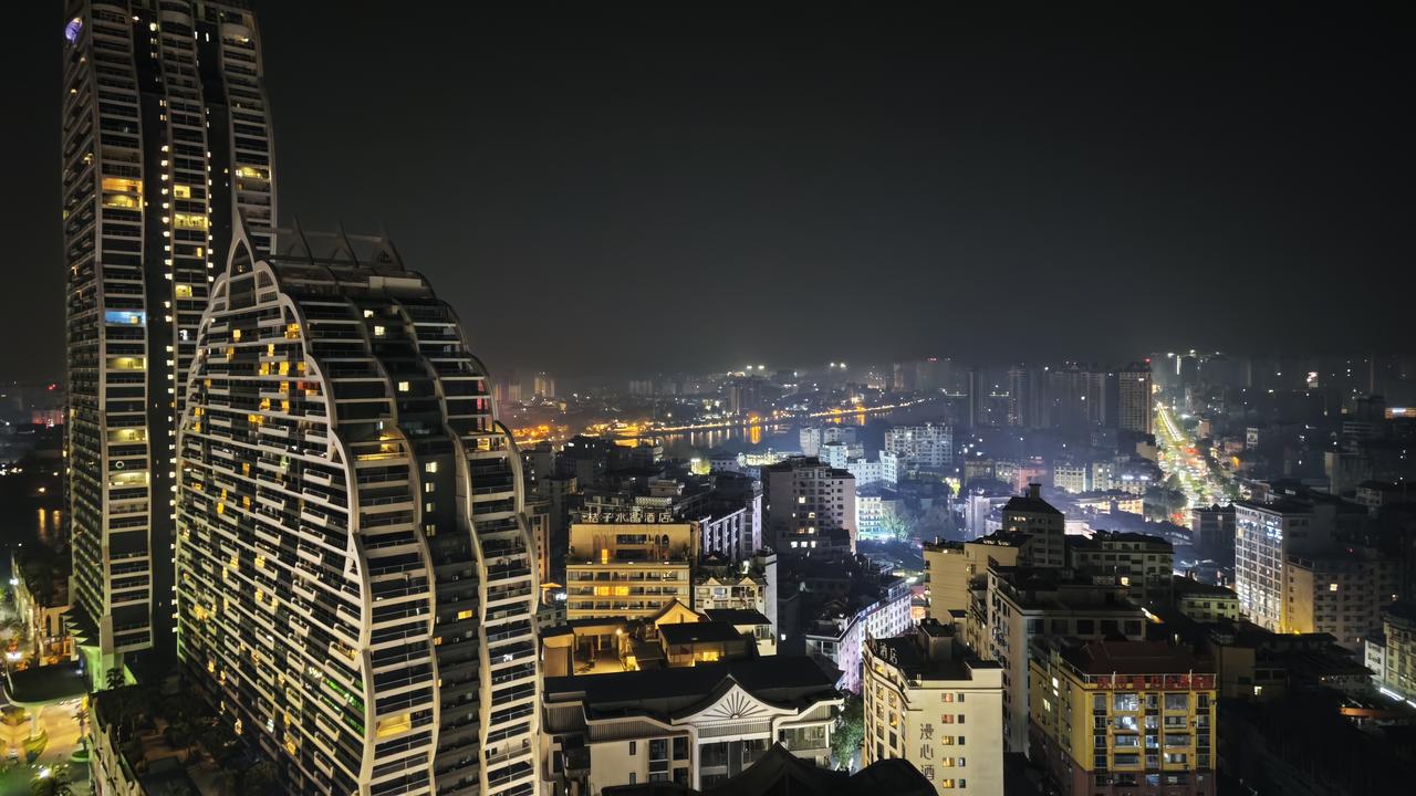 春日生活打卡季夜幕漫过澜沧江，告庄的灯火在夜色里铺成星河。那些亮着的窗，是归人，