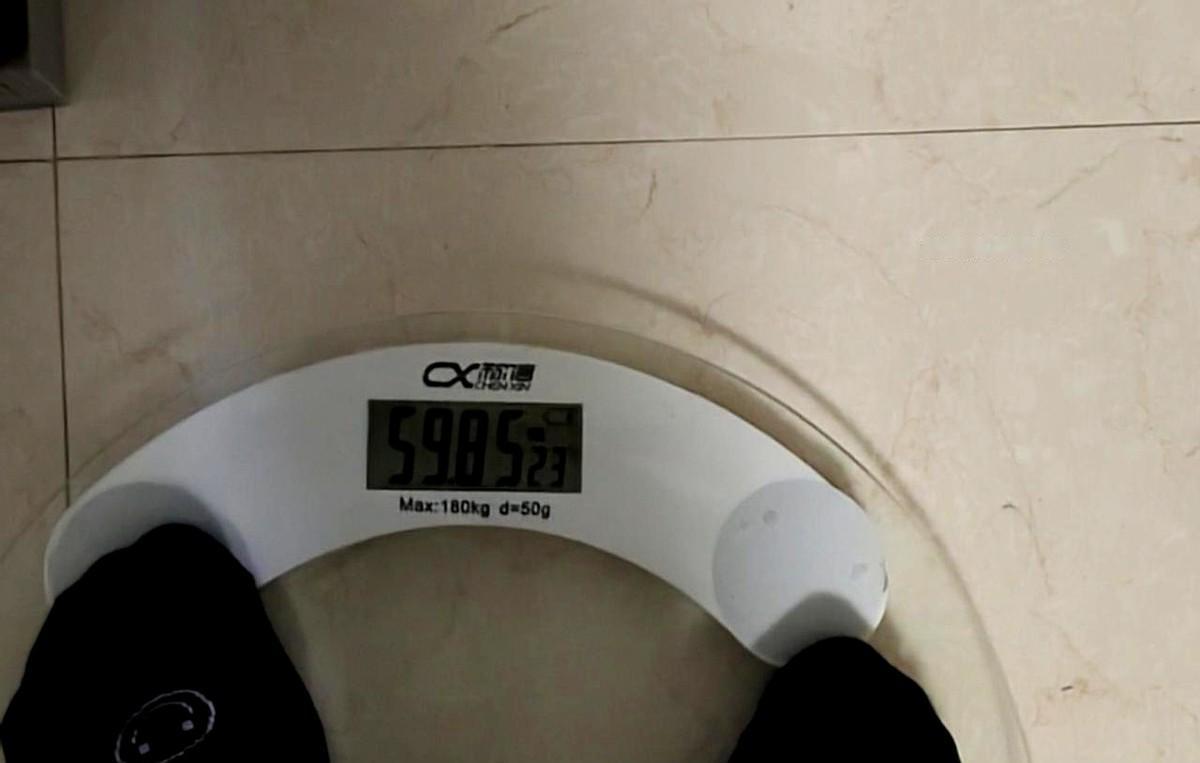 三天饿瘦四斤？
秤是骗人的。
掉的全是水和肚子里的渣，脂肪？
连零头都够不上。