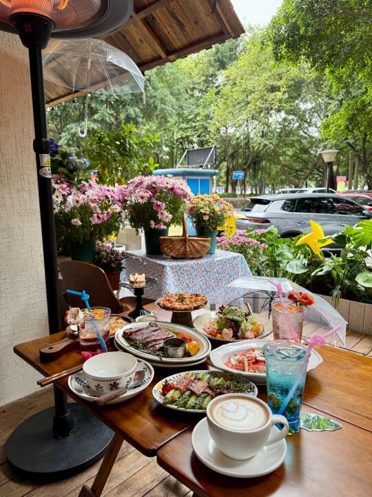 南湖边上！两人食的漂亮饭！拍个不停！！