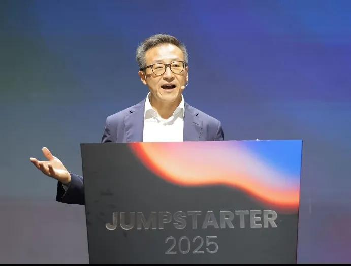 蔡崇信回应阿里全员春节加班追赶AI

阿里工程师春节被要求加班的消息冲上热搜，原