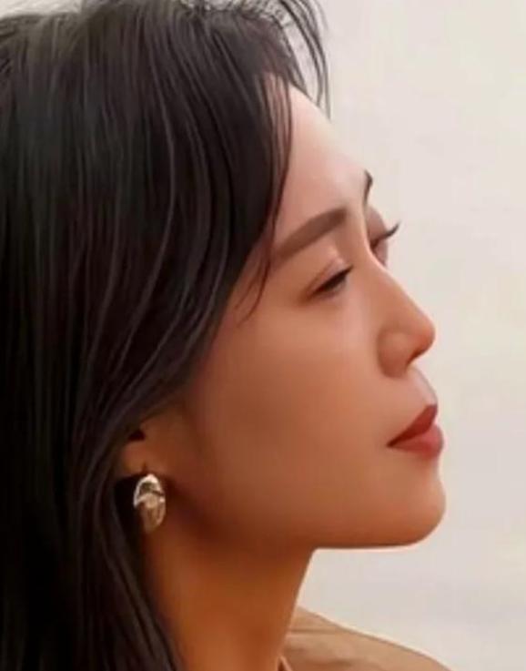 [微风]歌手云朵，那个曾经在万人体育场飙高音的女人，据说已经接不到任何商演了。没