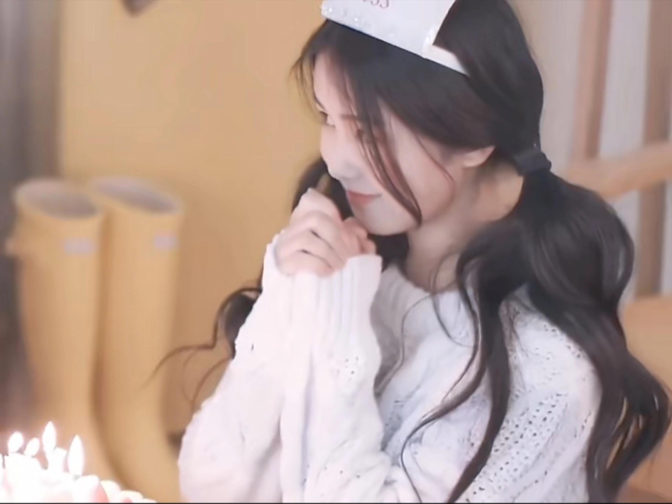 记得白鹿早期被称为清纯白月光前几天看了宇宙闪烁的路透 第一天几条对戏的路透 想看