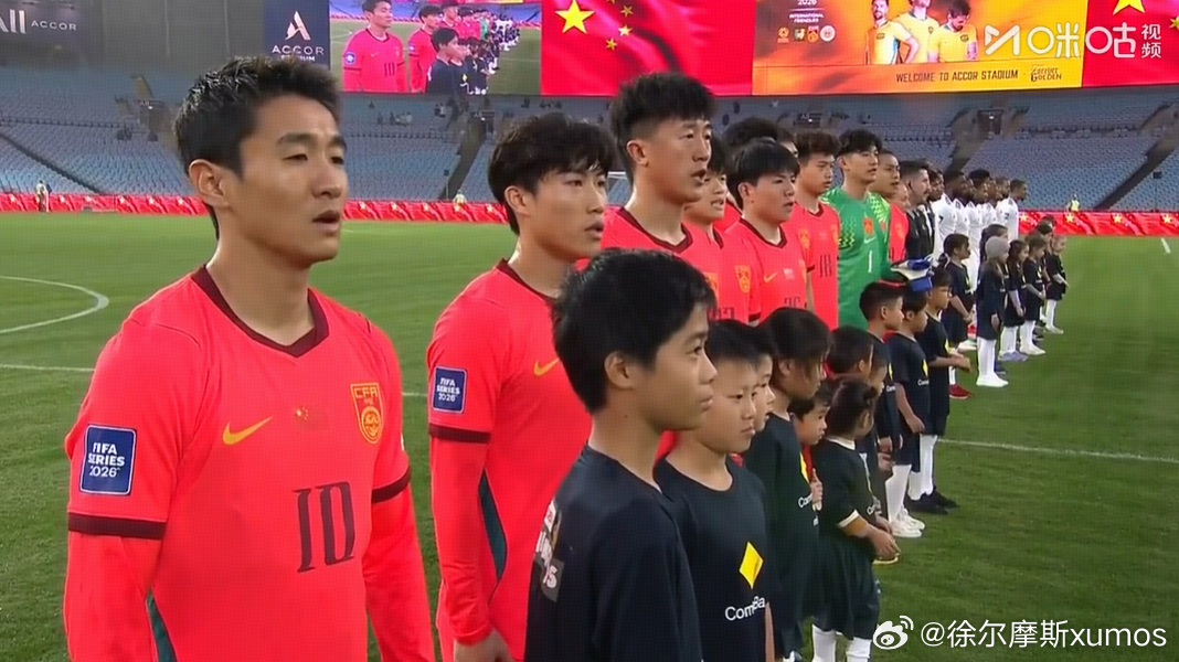 随着张玉宁领衔的中国队步入球场，中国队新周期的Nike球衣正式亮相。Nike的人