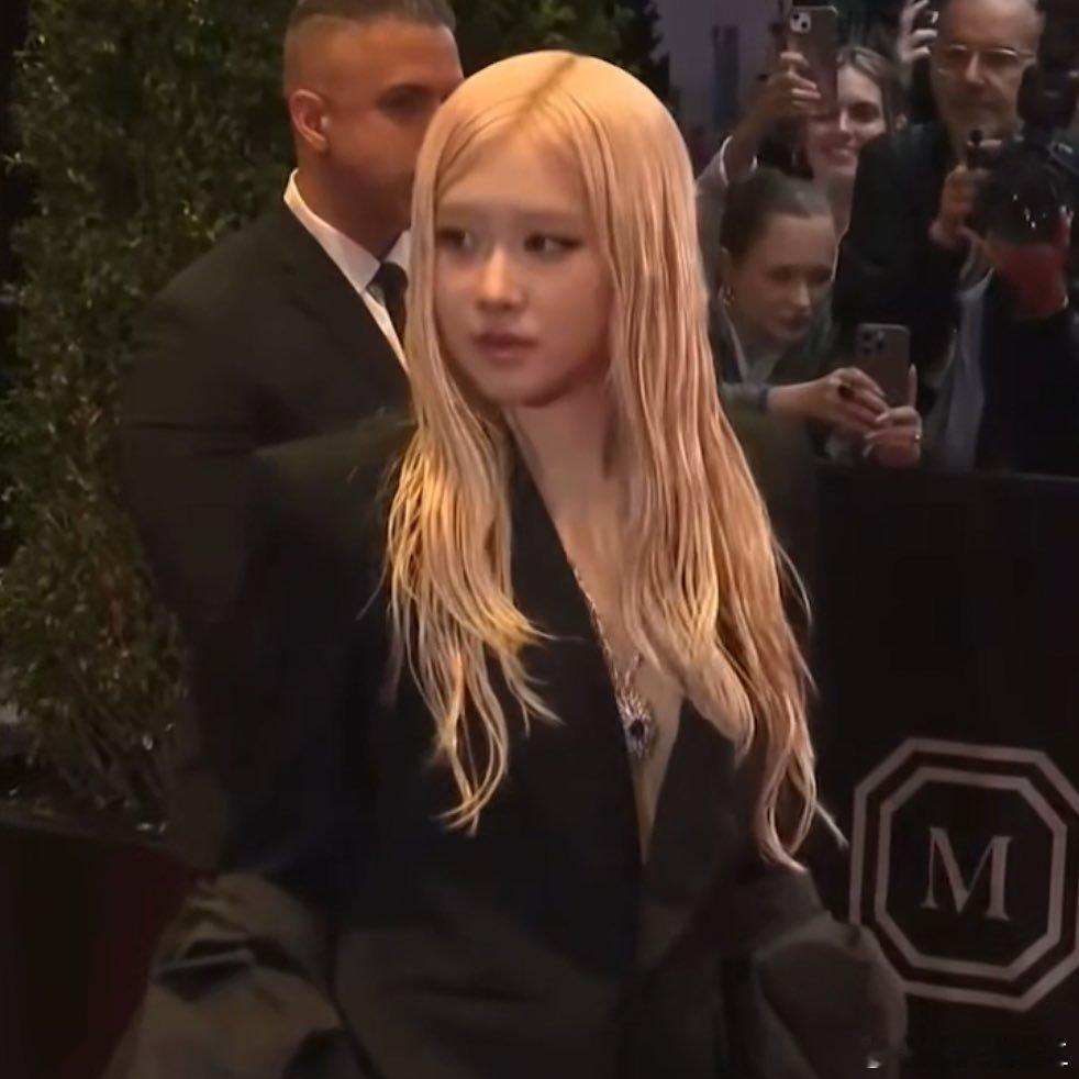 ROSÉ[超话]  朴彩英MetGala红毯图 MetGala MetGala红