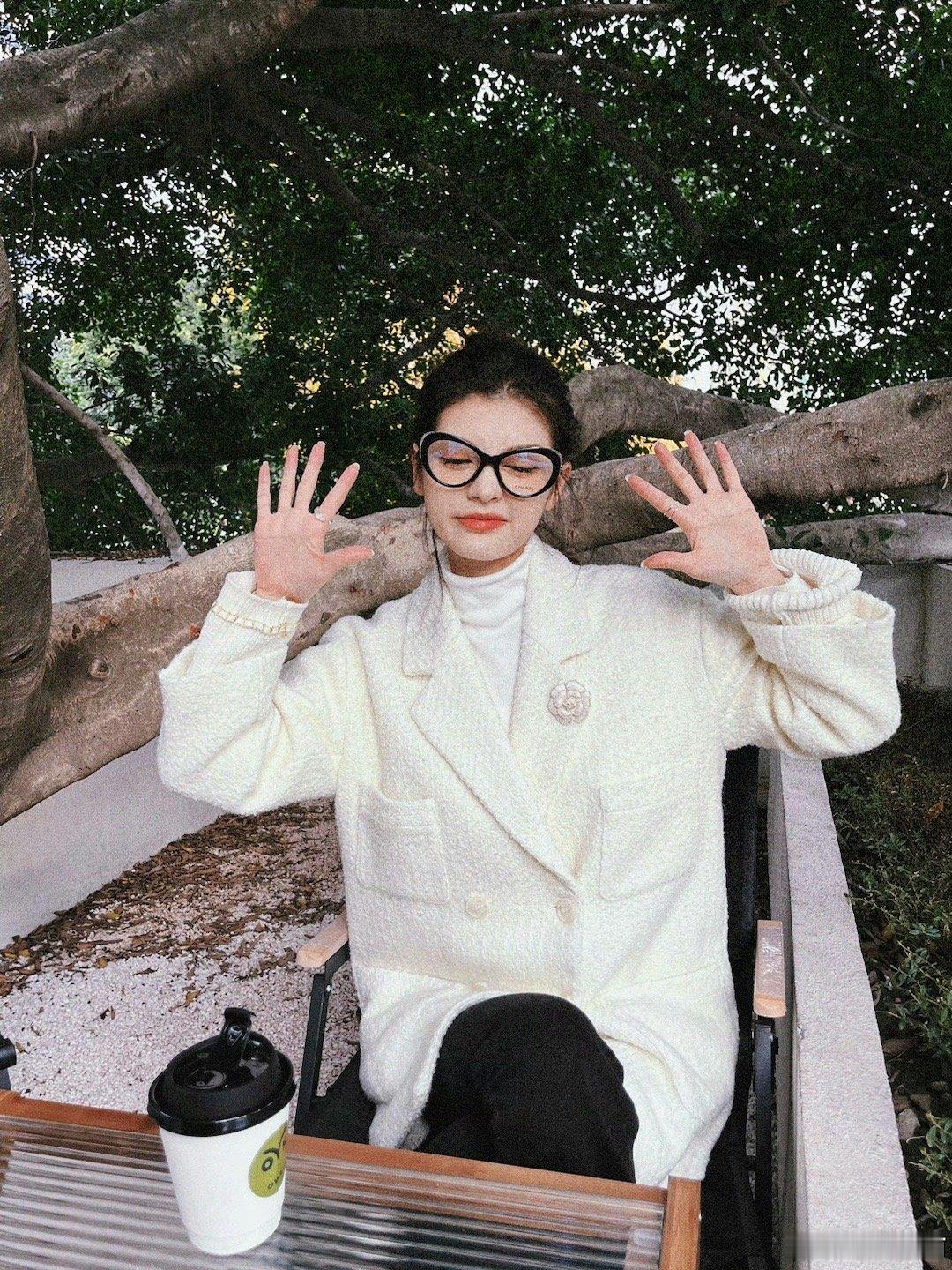 出门是成都人对太阳最大的尊重～谁能懂急速降温后的阳光有多宝贵😭今天去的咖啡店好