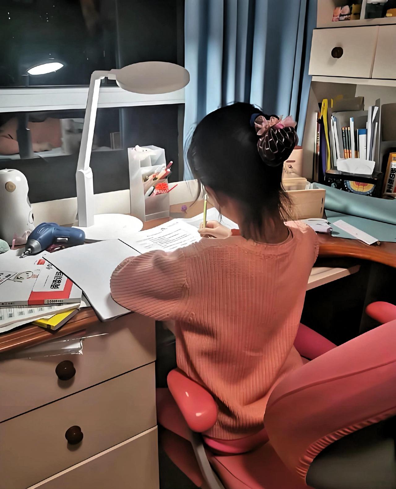 深夜10点，邻居传来怒吼：

“这学非上不可吗？”

陪读三年，我突然懂了。
