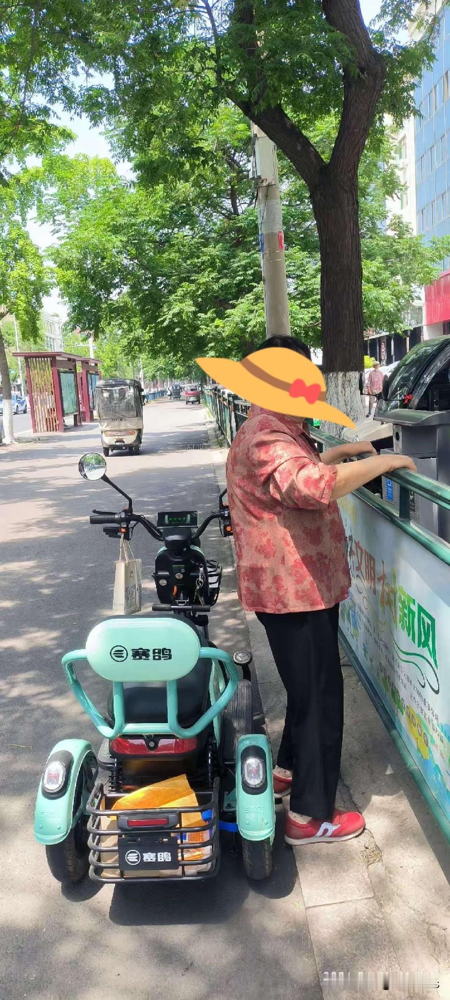 咱也是有婆婆的人

这段时间天气晴好，我家瘦哥又带着他的老母亲上街玩耍了。

婆