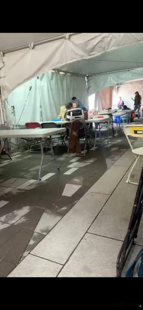 本地演员朋友因为没戏拍今天去当群演了，跟我吐槽说群演待遇太差，作为工会的一员根本