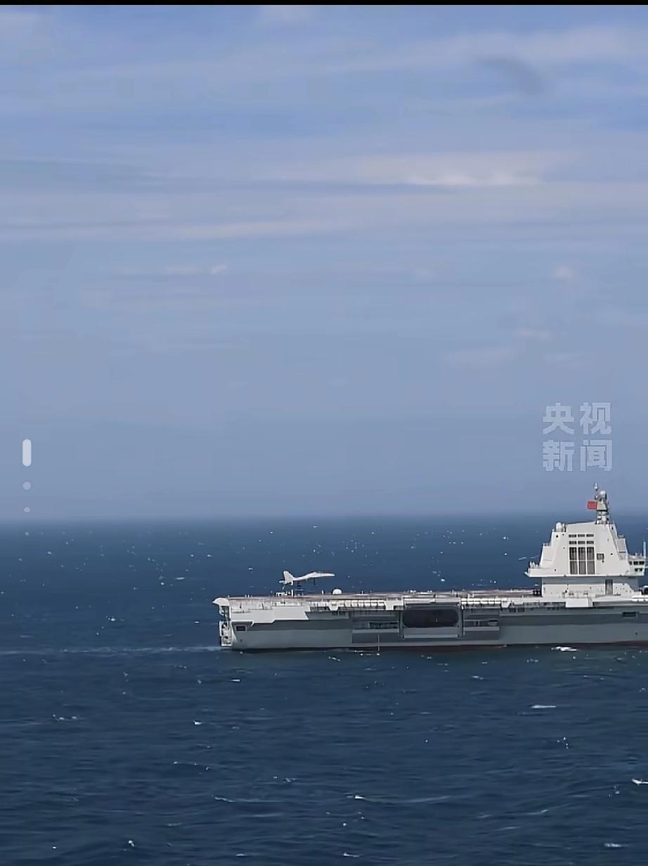 咱们国家最新的航母
福建舰刚交付海军没多久就带着实弹出海搞实战化训练了，可美国媒