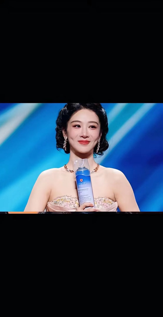 难怪杨紫哭成这样，不查不知道，一查才发现，杨紫都出道27年了，大大小小的角色也演