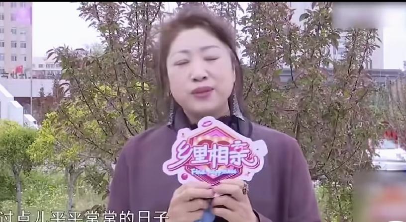 大爷和大妈相亲，大爷说还想要个孩子，大妈说不想生，因为费用很大。
大爷问大妈有没