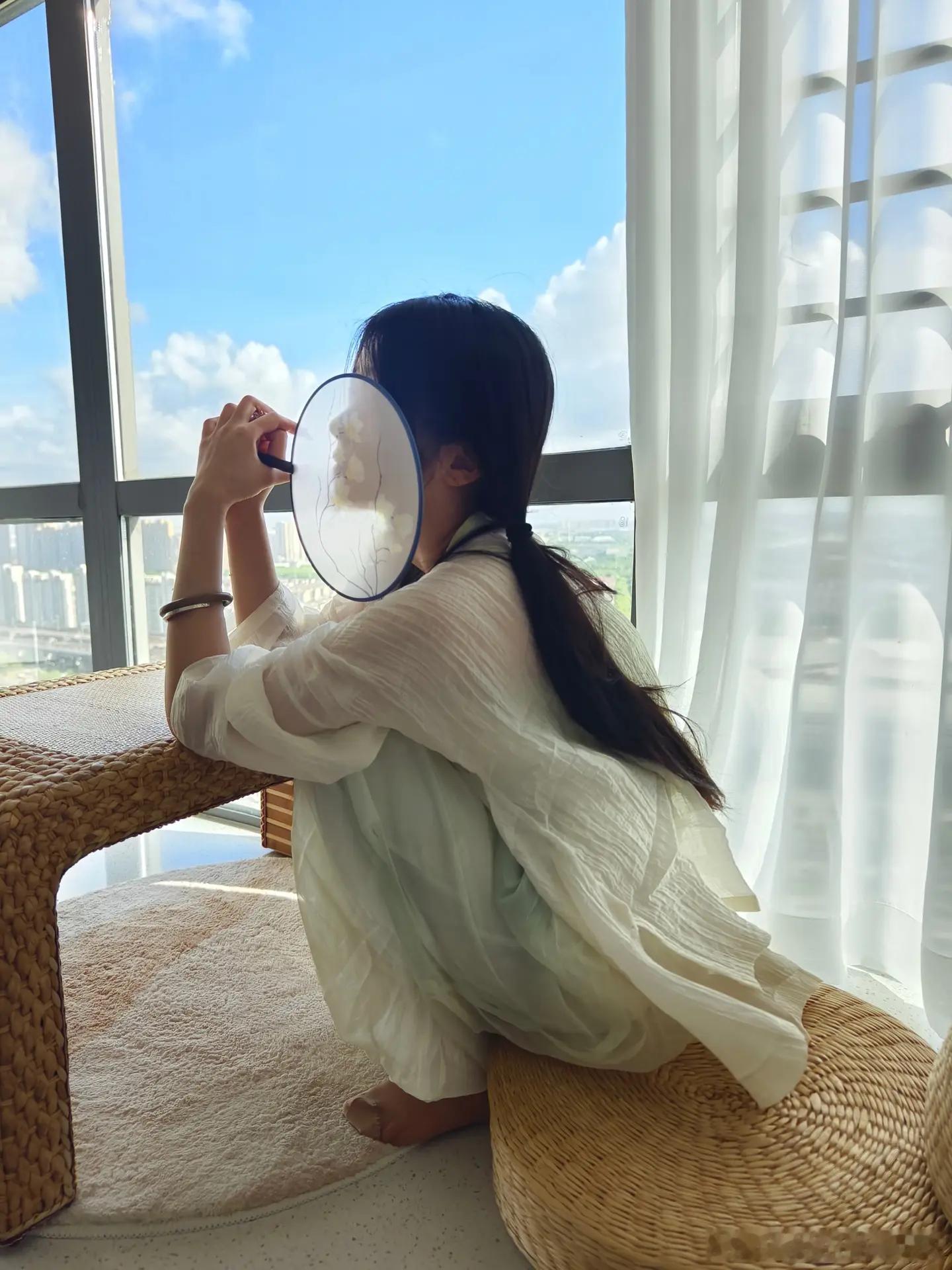 打开窗帘就是风景，古装配丝袜～ ​​​