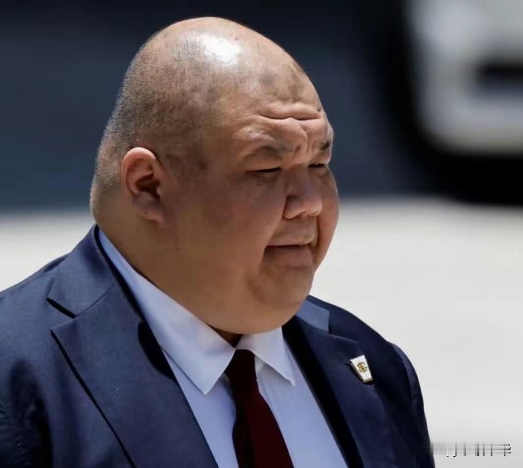 人不可貌相，在张振熙身上应验了，他就是随特朗普访华代表团成员之一，在成员中的外在
