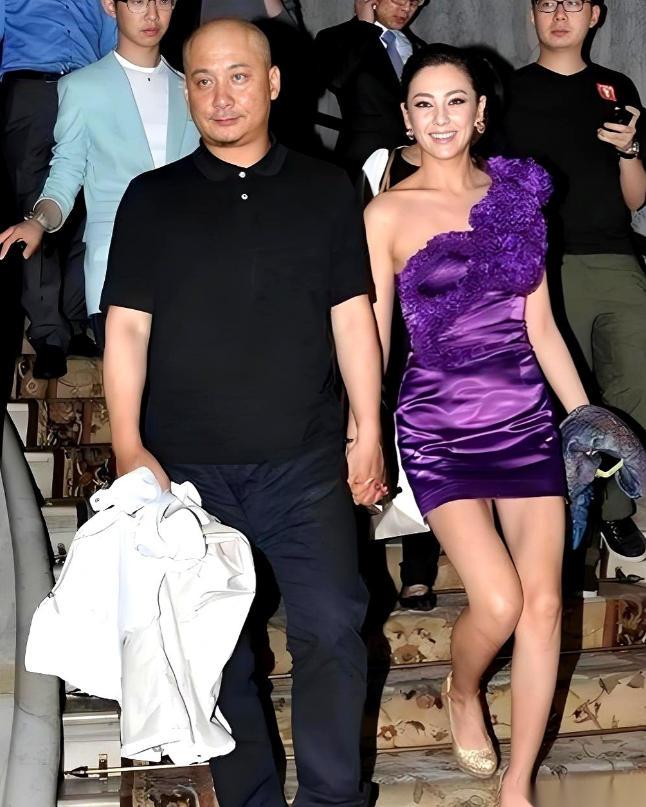 导演王全安，当着全剧组的面，掀开张雨绮的衣服，一把拉下她肚兜的红带子，然后扭头，