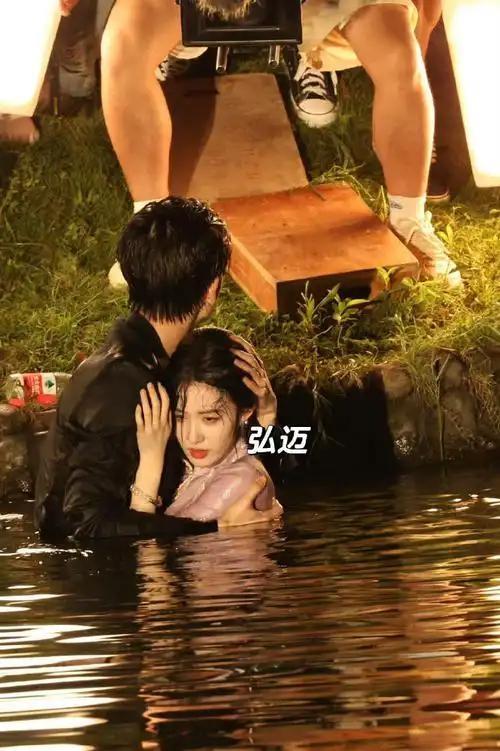 爱与遗憾的落水悲歌

一对情侣不慎坠河，冰冷的河水瞬间将他们卷入绝境。救援人员全