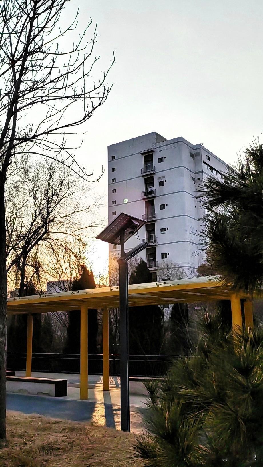 又来晒图喽，
晒晒昨天下午5点的天空。

太阳的阳光慢慢西下，
余晖下洒满金色光