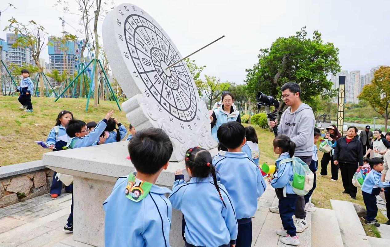 【“春分探气象 科学伴我行”福清市气象局举办纪念世界气象日系列活动】春分时节，为