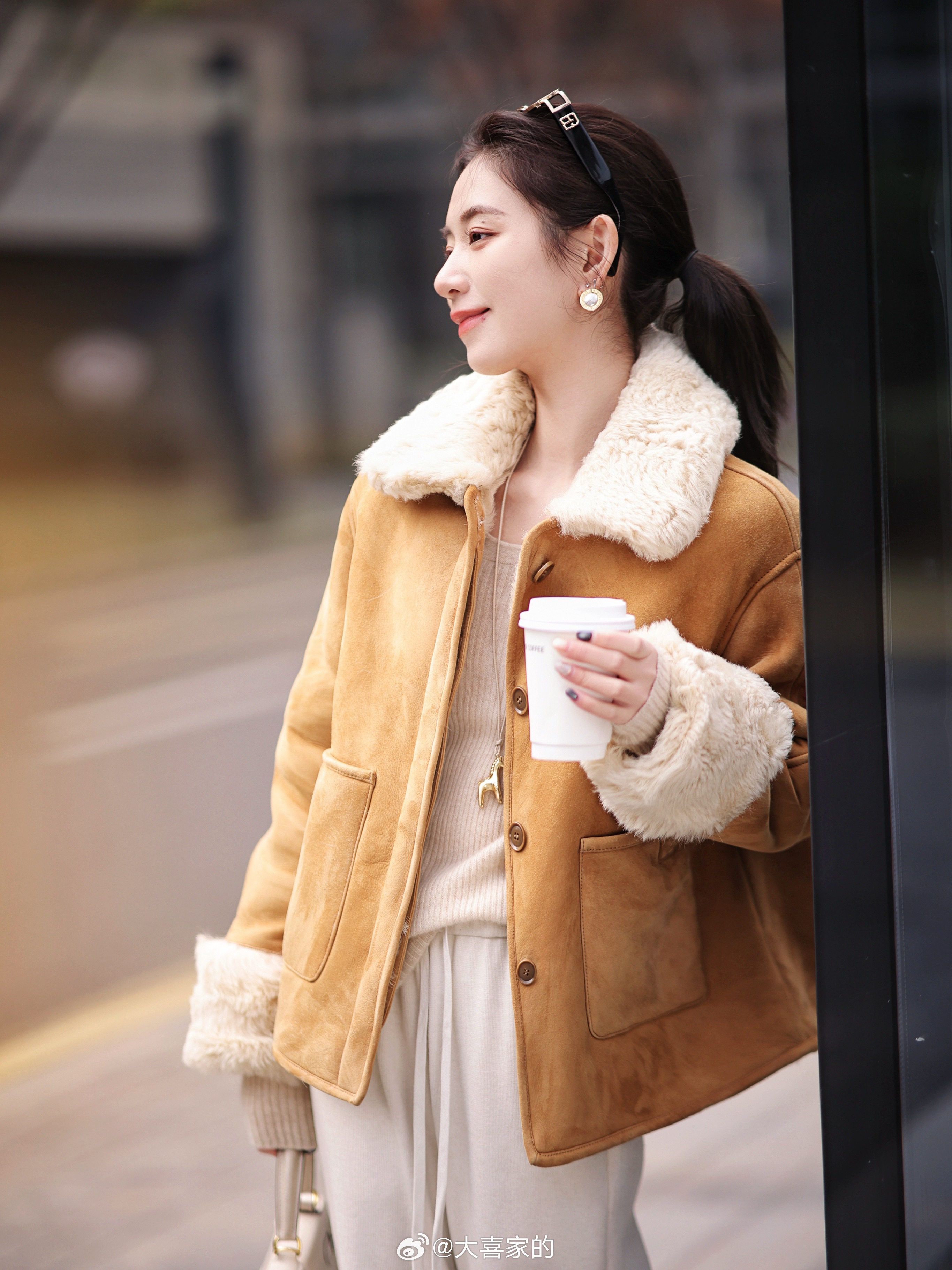 抗风保暖又利落的还得是皮草吧？！进口羊皮毛一体 软糯密实简单搭条休闲裤 就很复古