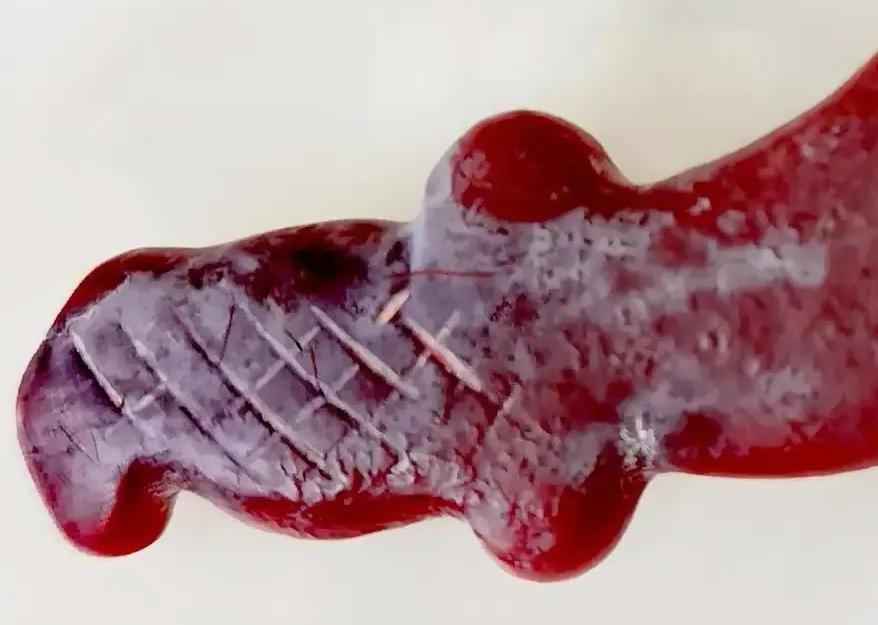 红玛瑙吗？
不是玛瑙的质感。
南红吗？
不是南红的气质。
和田红玉吗？
既不是玛