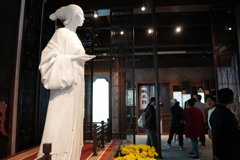 我见识过许多才华出众的女性。古代之中，首屈一指当属李清照，她素有“千古第一才女”