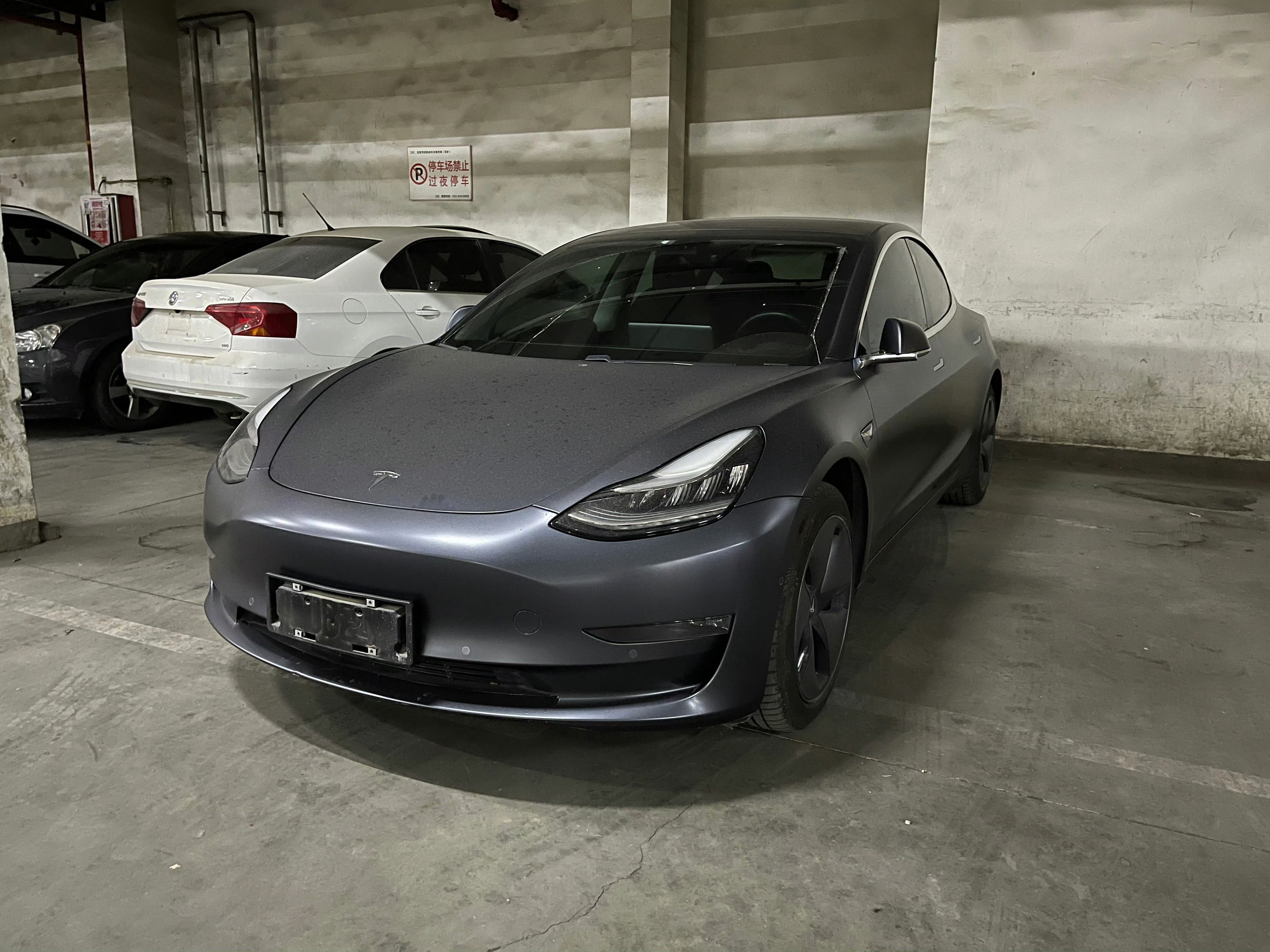 2019 年我买了人生第一辆车，灰色进口 Model 3，后驱长续航，花了 45