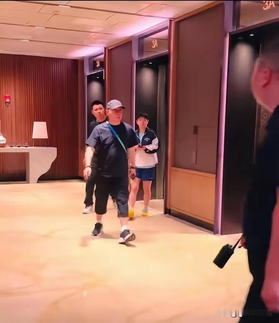 在老杨陪同下练体能的莎莎，
一大早莎莎去练体能了，看着莎莎穿着河北队蓝白相间的队