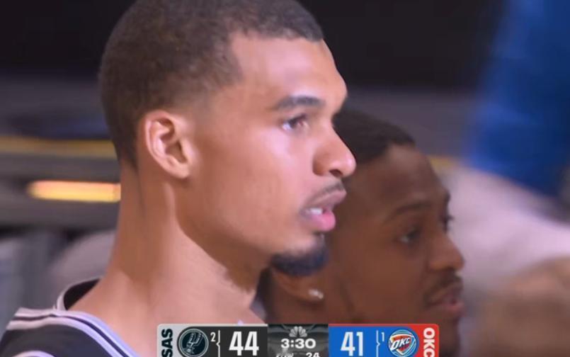 NBA西部决赛，马刺对阵雷霆第一场比赛，出现了搞笑的一幕。
第三节比赛末端，休息