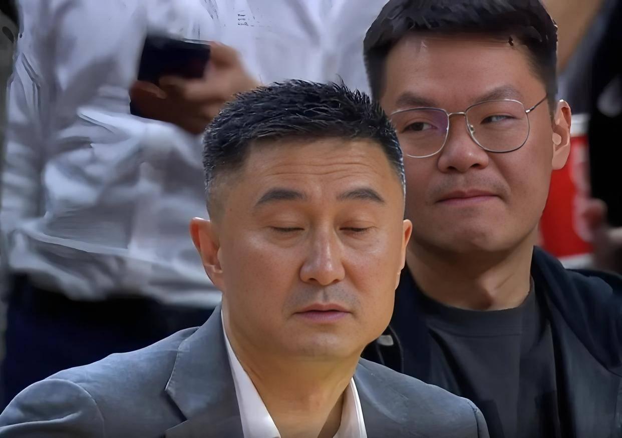 明晚一战定生死，功勋教练要下台？
明天晚上，广东队要到客场挑战广州队，这是一场不