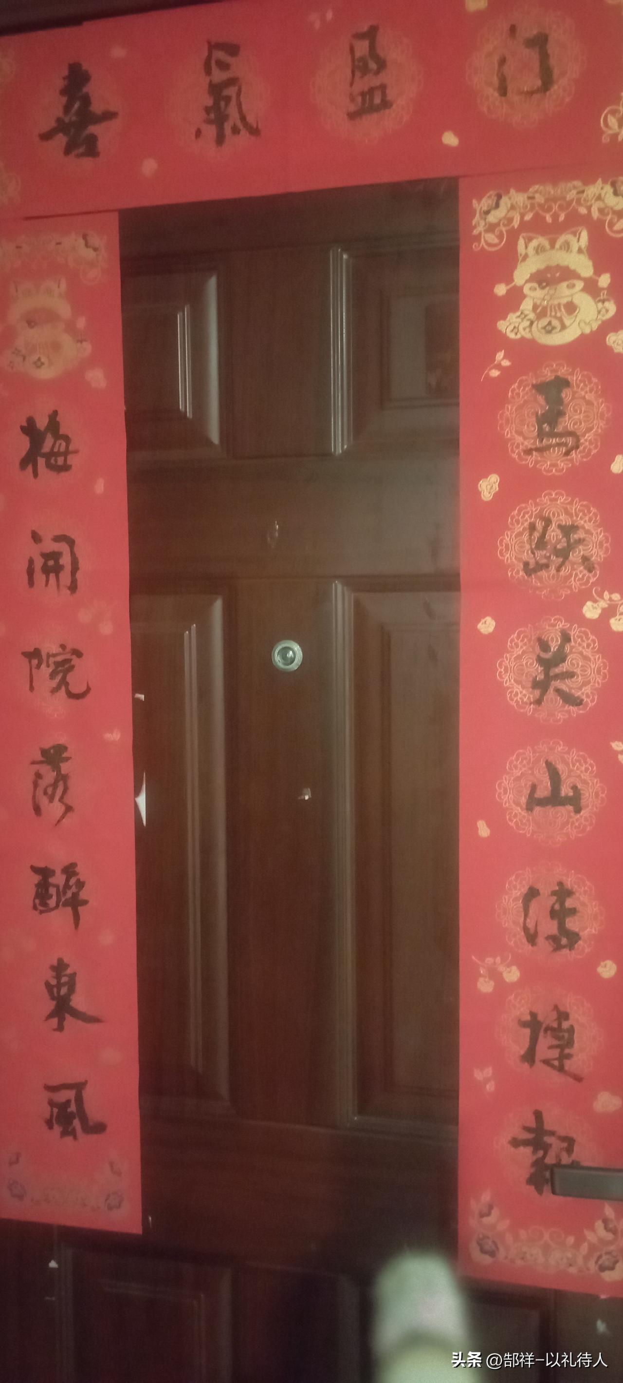 过年贴对联是炎黄子孙五千年文化遗产，也是华夏儿女对节日惯有的重视。一副对联昭示着