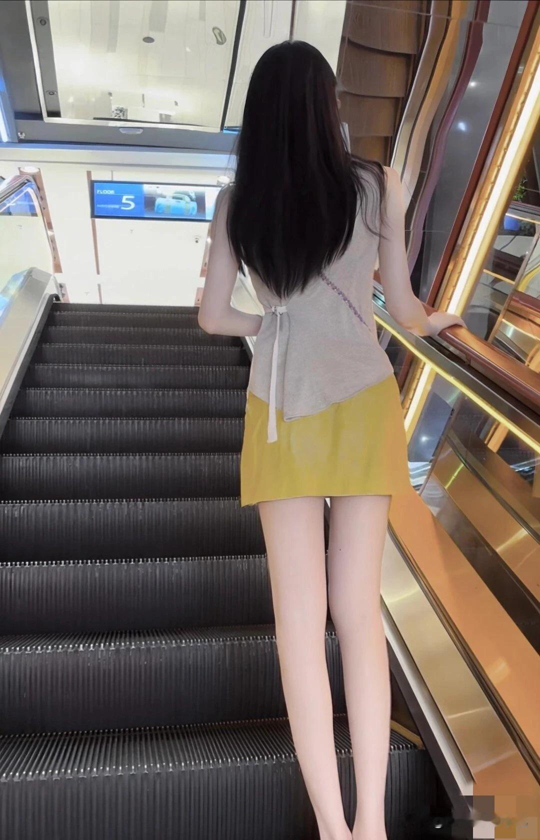 真实与美丽并存，“浅黄色”引发网友热议，路人视角下的惊艳之美