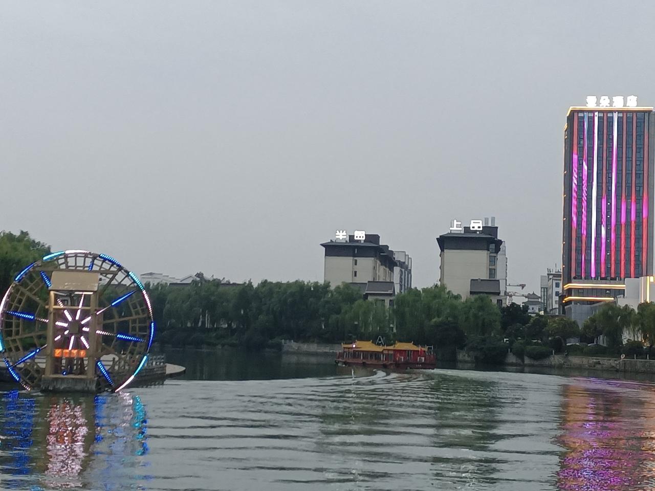 “6.18”天气预报“阴”。气温22—28度