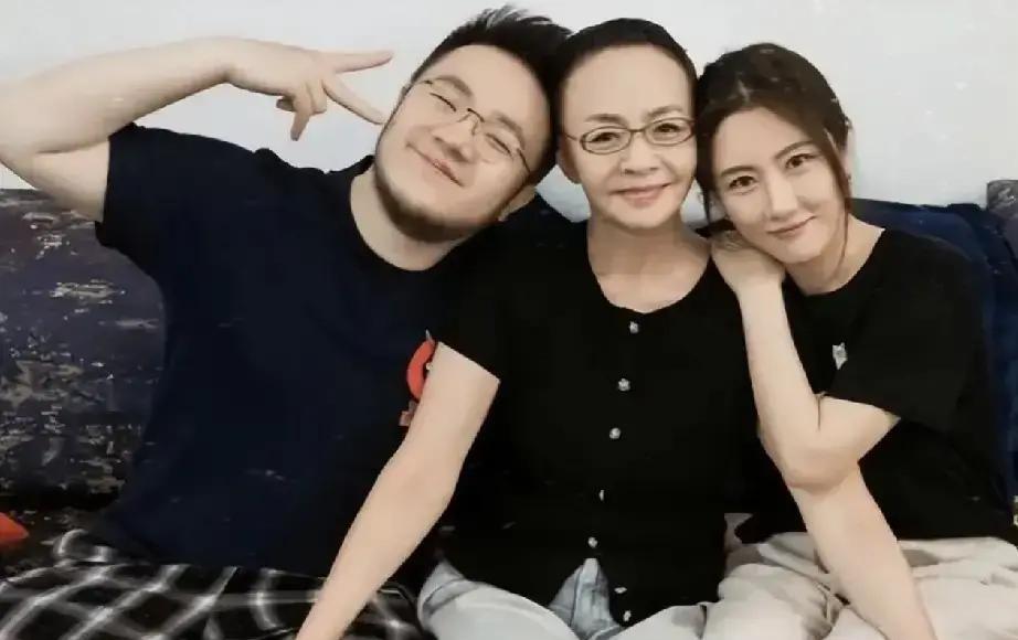 靠自己吃饭的人，凭什么要被嘲笑？
王博谷这次是真急了。
一句“啃老”，直接把英如