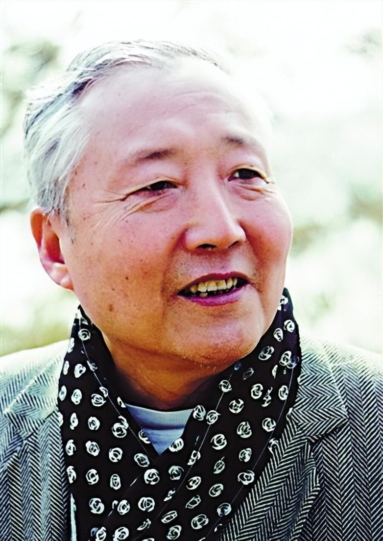 1952年于是之在舞台上扮演毛主席，毛主席亲自观看表演，结束后他提出了哪些建议呢