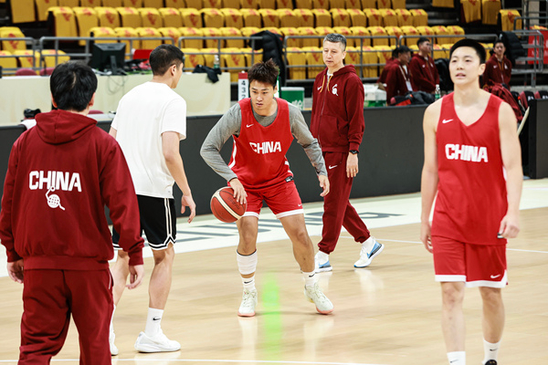 赵睿中国男篮对阵韩国大名单为梦想正当燃男篮世预赛中韩对决 虽然今晚不会出战，赵睿