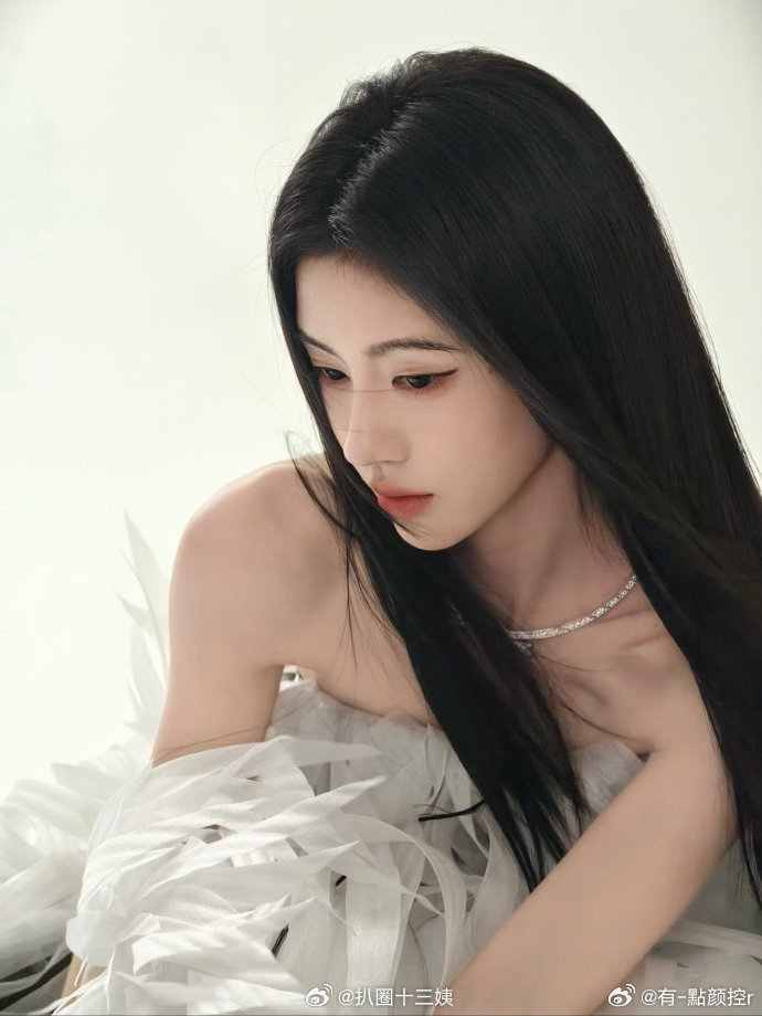 鞠婧祎春尾来信 翻开鞠婧祎春尾来信，像是把春天留住了。字里行间藏着花开的声音，藏