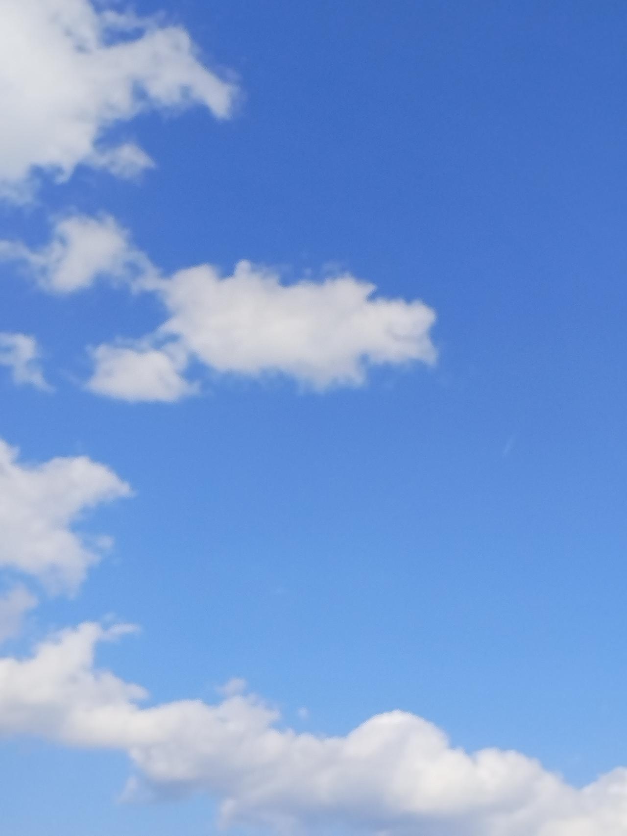晒图笔记大赛昨下午，看到了天空中的蓝天白云，便拍了。